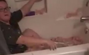 Përpiqej të mjeshtëronte vet, e lëshoi dyshemeja dhe ra në vaskë (Video)