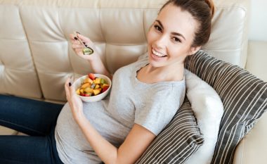 A ndikon pesha e nënës gjatë shtatzënisë në eshtrat e bebes?