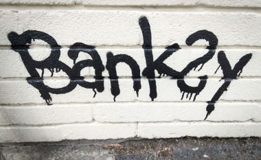 Pronarët e rinj lyen derën e lokalit, pa ditur se po mbulojnë muralin e realizuar nga Banksy (Foto)