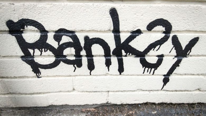 Pronarët e rinj lyen derën e lokalit, pa ditur se po mbulojnë muralin e realizuar nga Banksy (Foto)