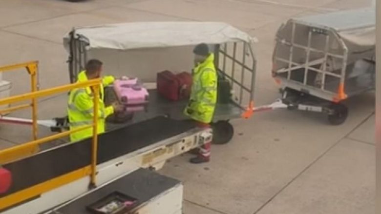 Punonjësi hodhi bagazhet pa kujdes, udhëtarët shikonin valixhet e tyre kur binin prej rimorkios (Video)