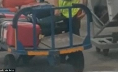 Punonjësi i aeroportit kapet duke vjedhur nga valixhja që po e transportonte (Video)