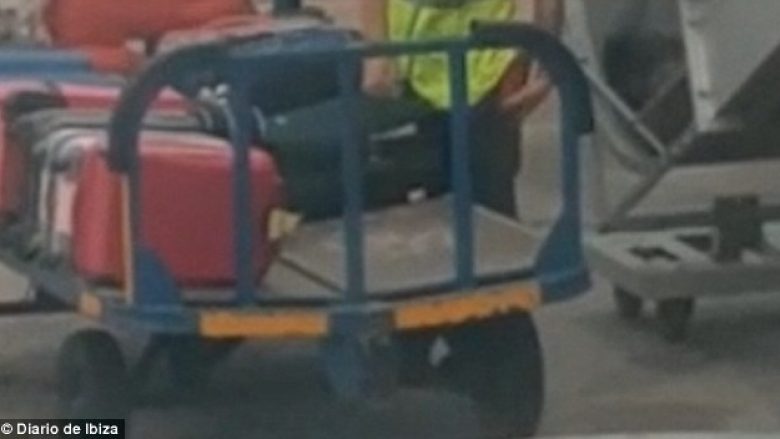 Punonjësi i aeroportit kapet duke vjedhur nga valixhja që po e transportonte (Video)