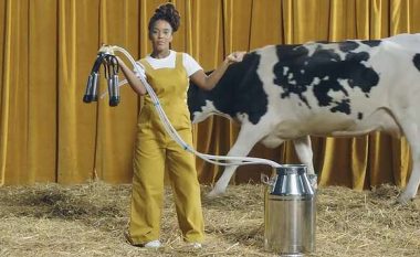 Reklama kontraverse ku nënat ushqyese me gji, krahasohen me lopët që shfrytëzohen për mjelje (Video)