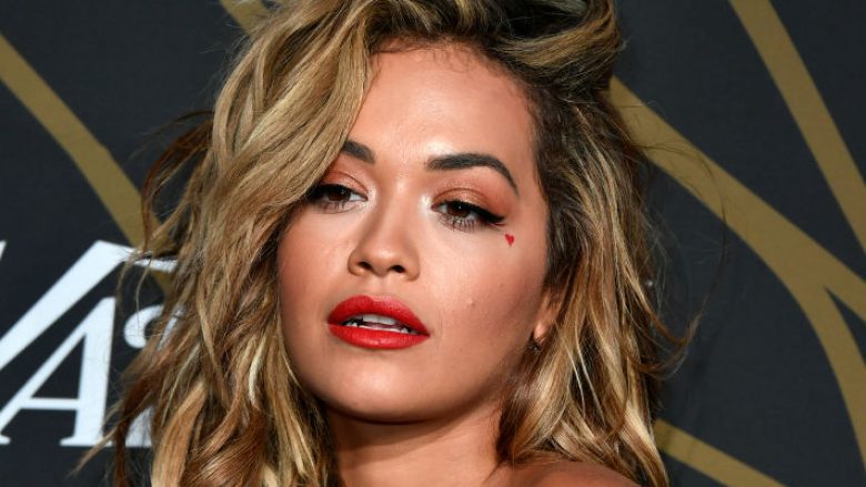 Rita Ora sjell videoklipin e këngës “Let You Love Me”, shfaqet me skena të nxehta