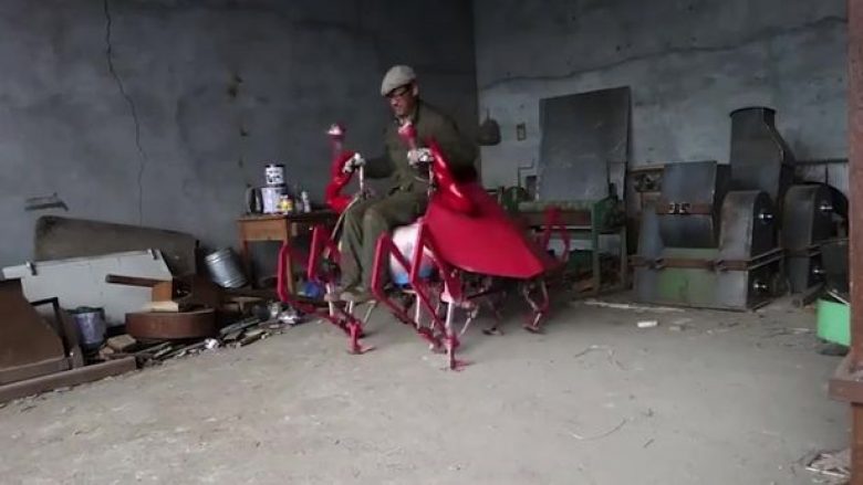 Roboti bizar në formë të gaforres, drithërues dhe i mahnitshëm në të njëjtën kohë (Video)