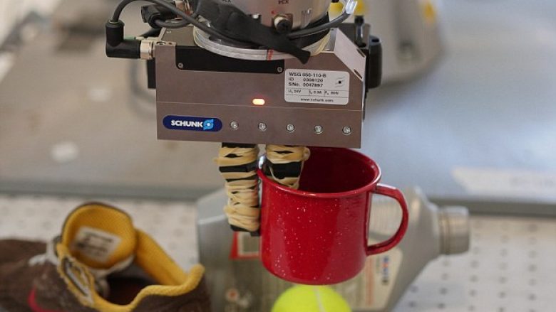 Roboti që sheh dhe kapë objekte, në të ardhmen mund ta pastrojë edhe shtëpinë tuaj (Video)