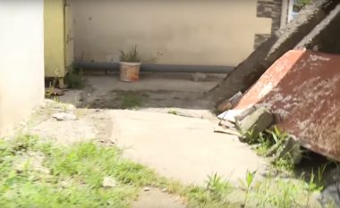 Rruga e bllokuar, familjarët nuk kanë nga të nxjerrin arkivolin (Video)