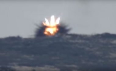 Snajperisti në kodër mendoi se ushtria kundërshtare nuk po e shihte, por gaboi keq – qëllohet për vdekje nga një predhë anti-tank (Video)