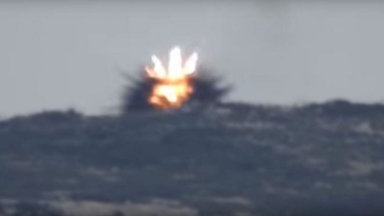 Snajperisti në kodër mendoi se ushtria kundërshtare nuk po e shihte, por gaboi keq – qëllohet për vdekje nga një predhë anti-tank (Video)
