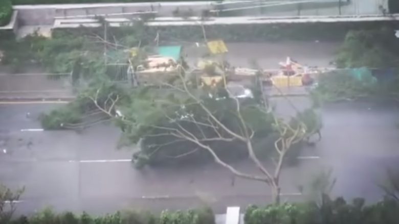 Era rrëzon gjithçka në Hong Kong, skena si në filma horrori (Video)