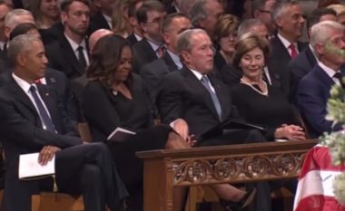 Bush kapet duke i dhënë karamele gruas së Barack Obamas (Video)