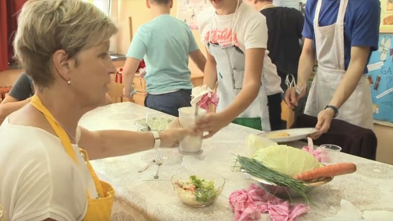 Amvisëria është lëndë e obligueshme, ndërsa në vit ndahen 35 milionë euro – ja pse kuzhinat shkollore në Slloveni janë ndër më të mirat në Evropë (Video)