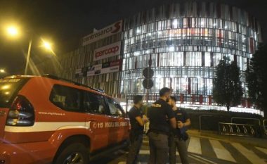 Ngjitet në tarracën e qendrës tregtare për të bërë selfie, vdes adoleshenti në Milano të Italisë