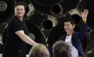 SpaceX prezanton turistin e parë që do të fluturojë drejt hënës (Foto)