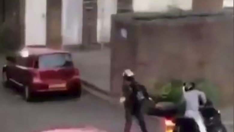 “Shembull i paligjshmërisë që sundon në Londër”: Një burrë me motoçikletë shtie me armë në drejtim të një veture dhe largohet (Video)