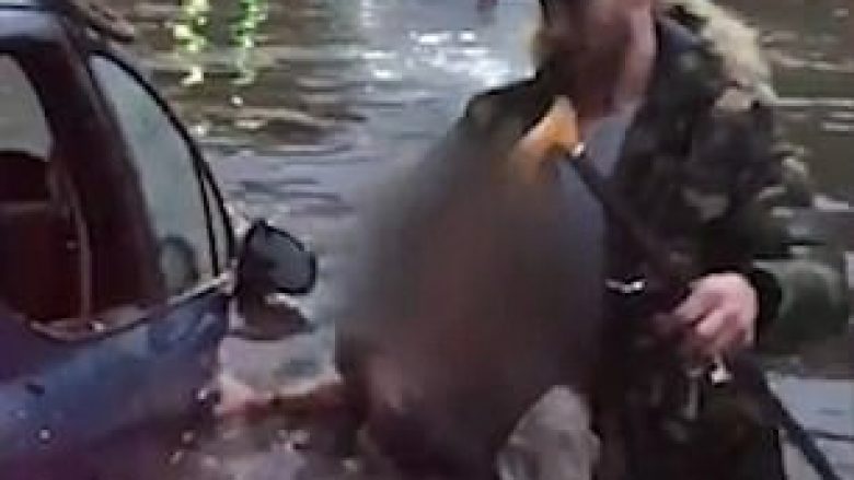 Shoferen e bllokuar në ujin e vërshimeve, e shpëtoi vetëm njëri prej të pranishmëve (Video)