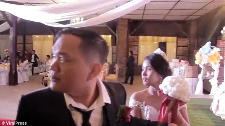 Tajfuni goditi lokalin ku po zhvillohej ceremonia martesore, në momentin kur në së sallë hynë të porsamartuarit (Video)