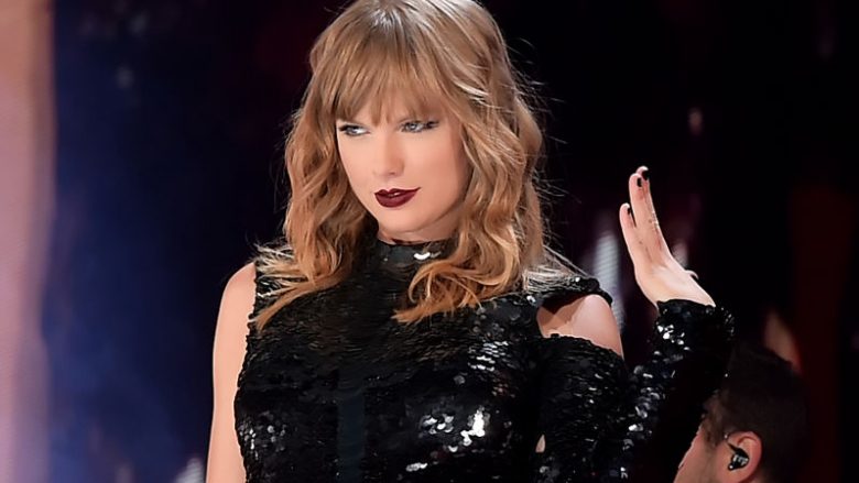 Fansja merr vëmendjen në koncertin e Taylor Swift në Chicago