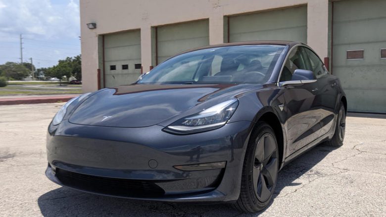 Tesla Model 3 tejkalon pritjet e shitjeve (Foto)