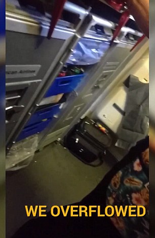 Tualeti i aeroplanit u bllokua me pelena, udhëtarët u detyruan të urinojnë në qese plastike (Foto)