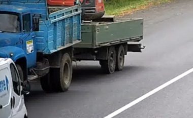 Edhe pse u përplas drejtpërdrejt me një kamion në Ukrainë, shoferi i furgonit i shpëton vdekjes për një fije floku (Video)