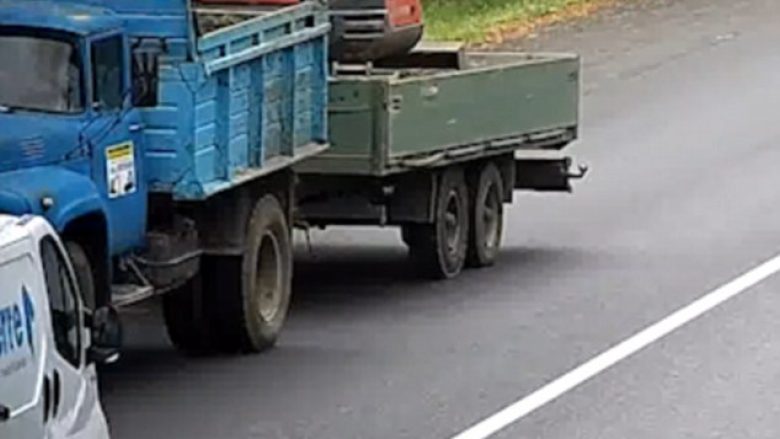 Edhe pse u përplas drejtpërdrejt me një kamion në Ukrainë, shoferi i furgonit i shpëton vdekjes për një fije floku (Video)