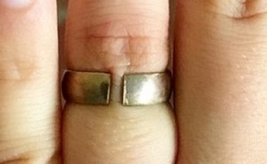 Unazën e martesës që e bleu si të ‘çmuar dhe me 18 karat’, iu shkëput pasi ishte metal pa vlerë (Foto)