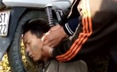 Vietnamezit të dehur i ngeci qafa mes rrotës së motoçikletës dhe gypit për nxjerrjen e gazrave (Video)