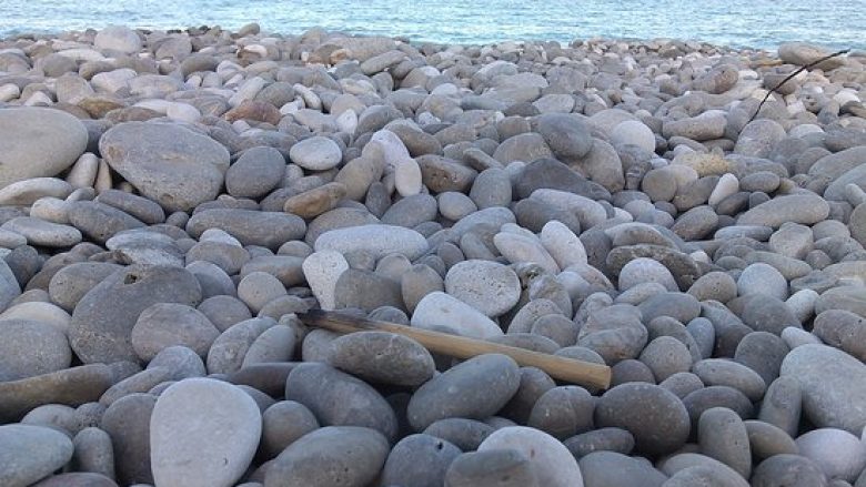 Vizitorët e ishullit grek rrezikojnë deri në 1,000 euro gjobë, nëse vjedhin gurët e plazheve (Foto)