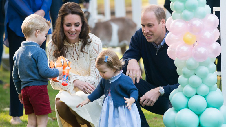 Përse gjithmonë ulen galiç kur u drejtohen? Është zbuluar truku interesant prindëror i Kate Middleton dhe i Princit Williams!