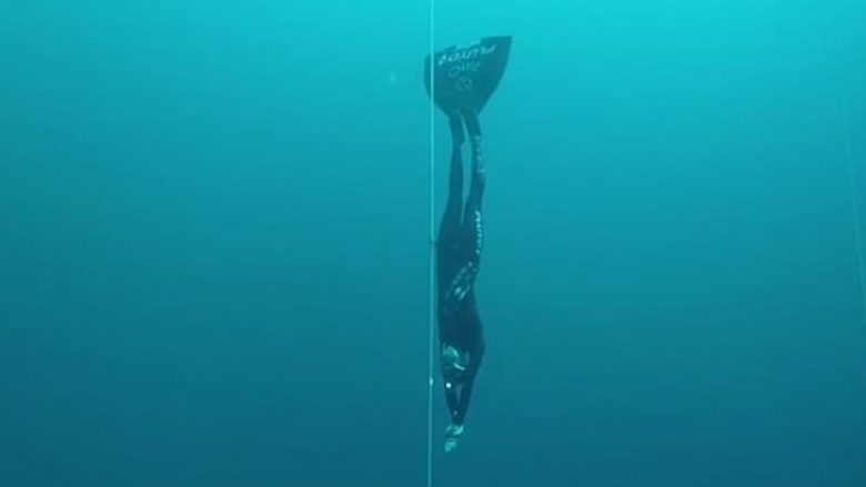 Zhytësja italiane theu rekordin botëror, me zhytjen më të thellë pa pajisje për frymëmarrje (Video)