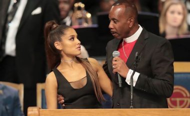 Peshkopi i kërkon falje Ariana Grandes që i preku gjoksin në funeralin e Aretha Franklin