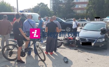 Aksident ndërmjet një veture dhe një motoçiklete në Prishtinë, një i lënduar (Foto)