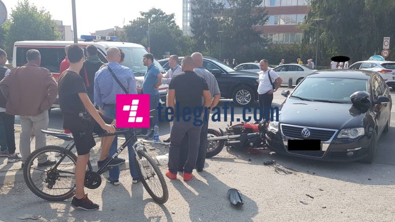 Aksident ndërmjet një veture dhe një motoçiklete në Prishtinë, një i lënduar (Foto)