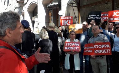Ideja për kufijtë me Serbinë: Shqiptarët në Suedi i kërkojnë Thaçit dorëheqje