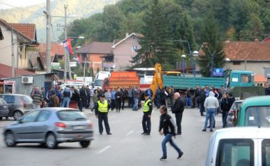 Mbi 200 serbë bllokojnë rrugën që çon në Zubin Potok