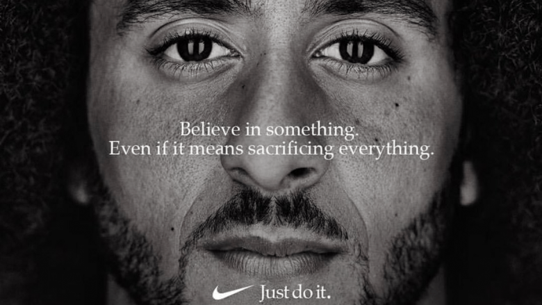 Sakrifica e Colin Kaepernick dhe lëvizja gjeniale e marketingut nga Nike që bashkoi botën kundër Trumpit, pabarazisë dhe racizmit!