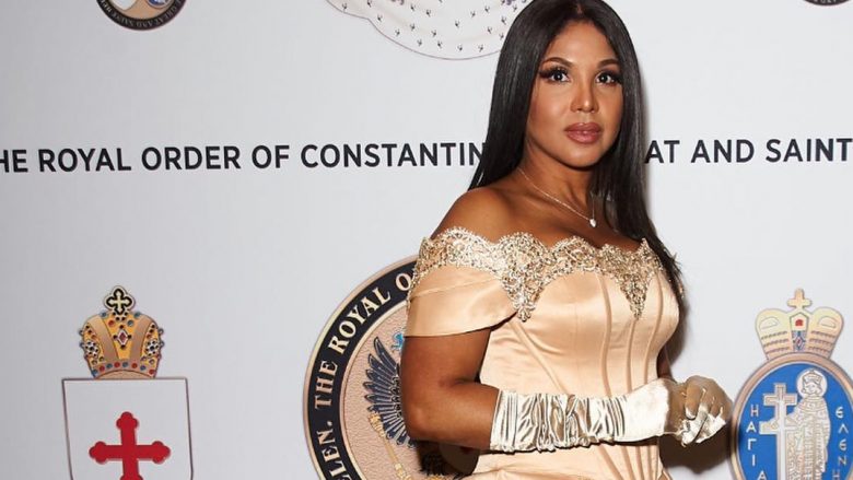 Këngëtarja e famshme Toni Braxton vishet me fustanin e kreatores kosovare, Anda Dika