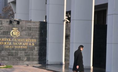 Banka Qendrore e Turqisë nën presionin për të rritur normat e interesit