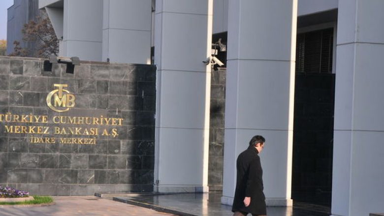 Banka Qendrore e Turqisë nën presionin për të rritur normat e interesit