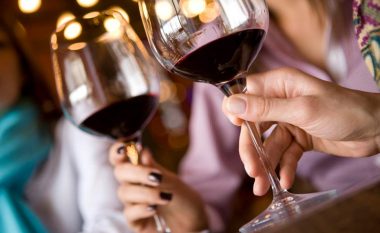 Antioksiduesi që gjendet në verë të kuqe mund t’ua lehtësojë dhimbjen miliona personave të prekur me artrit
