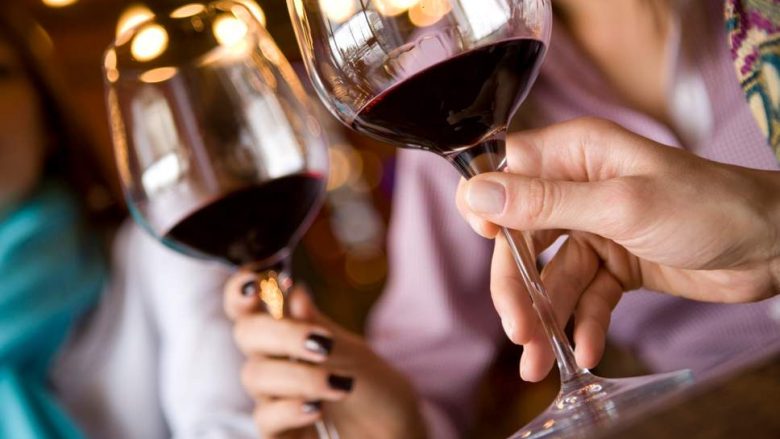 Antioksiduesi që gjendet në verë të kuqe mund t’ua lehtësojë dhimbjen miliona personave të prekur me artrit