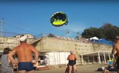 Çifti me parashutë përplasen për linjat energjetike, çfarë panë dëshmitarët ishte vërtet tmerruese (Video)