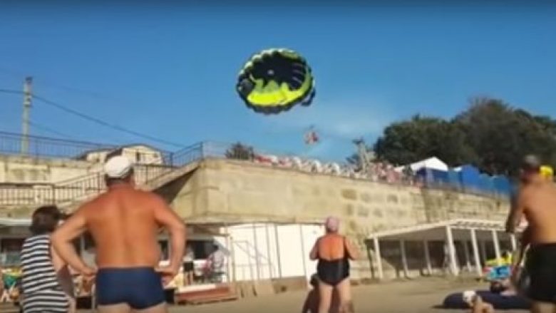 Çifti me parashutë përplasen për linjat energjetike, çfarë panë dëshmitarët ishte vërtet tmerruese (Video)