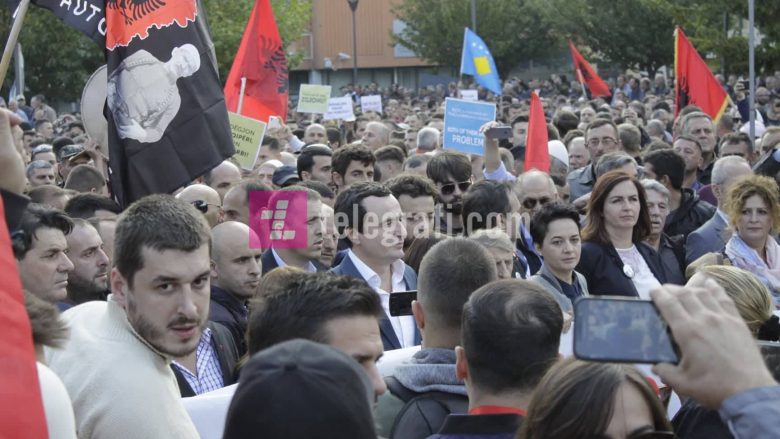 U tha se nuk u protestua me flamuj të Kosovës, fotografitë dëshmojnë të kundërtën