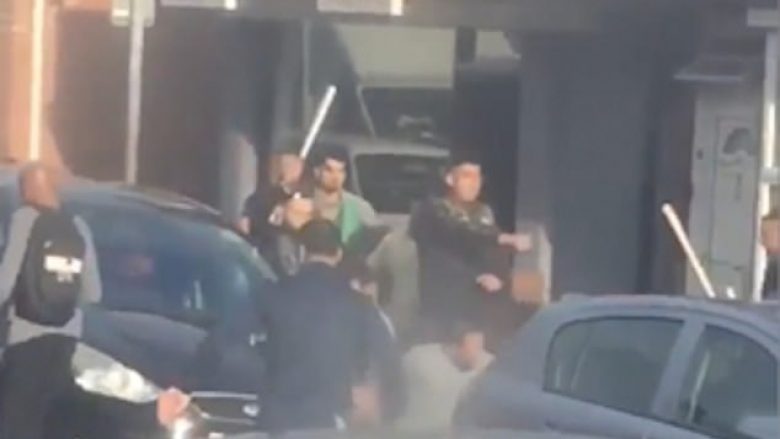 Shpërthen dhuna jashtë një dyqani në Angli – u përdoren edhe shkopinj bejsbolli e thika (Video)