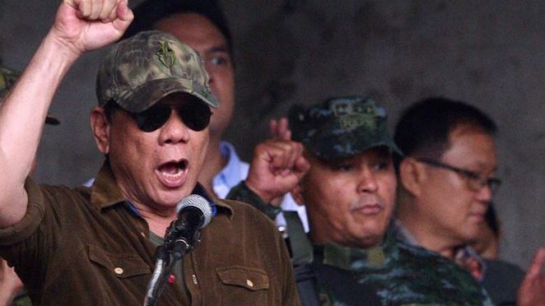 Duterte inkurajon ushtrinë e Filipineve: Bëni kryengritje nëse doni të më rrëzoni