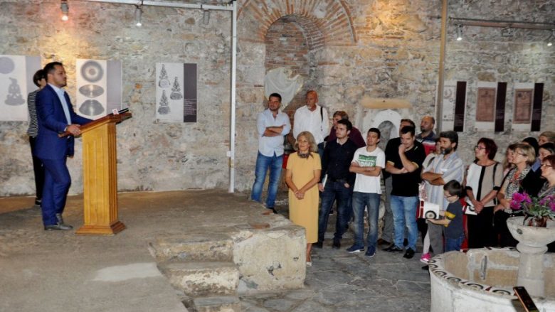 Në Hamam të Prizrenit ekspozohen diploma, vendime, vula e monedha të vjetra 250 vjet