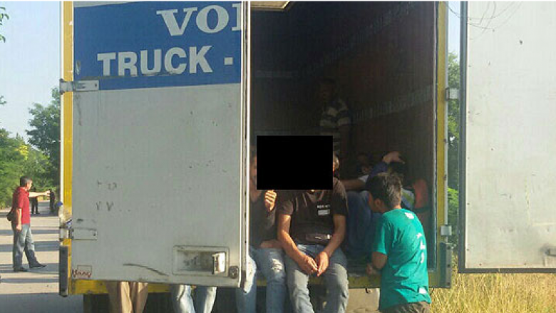 I gjetën 79 emigrantë të fshehur në furgon, ndalohet 25 vjeçari nga Bogdanci
